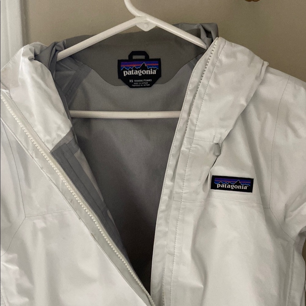 Patagonia White Hooded Jacket rain coat 🧥